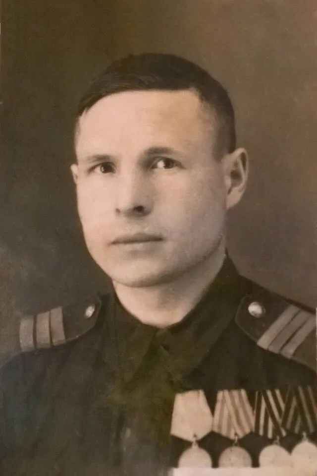 Что делать с заломами в военном билете — старая фотография до восстановления