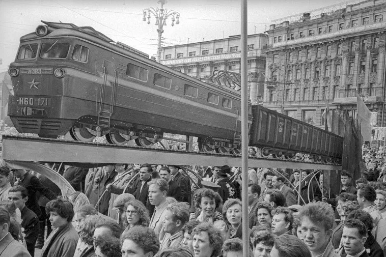 Первомайские демонстрации в цвете — старая фотография до восстановления