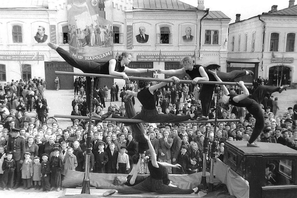 Первомайские демонстрации в цвете — фотография до восстановления, другой пример