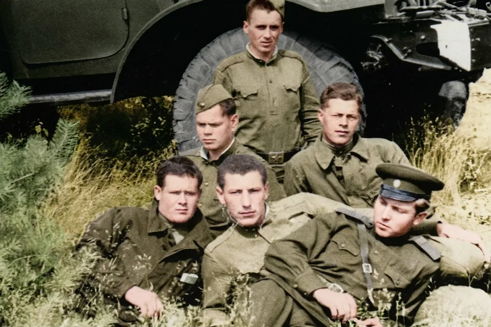 Разбор: армейский альбом - ГСВГ и погранвойска — фотография после восстановления, возвращены цвет и резкость