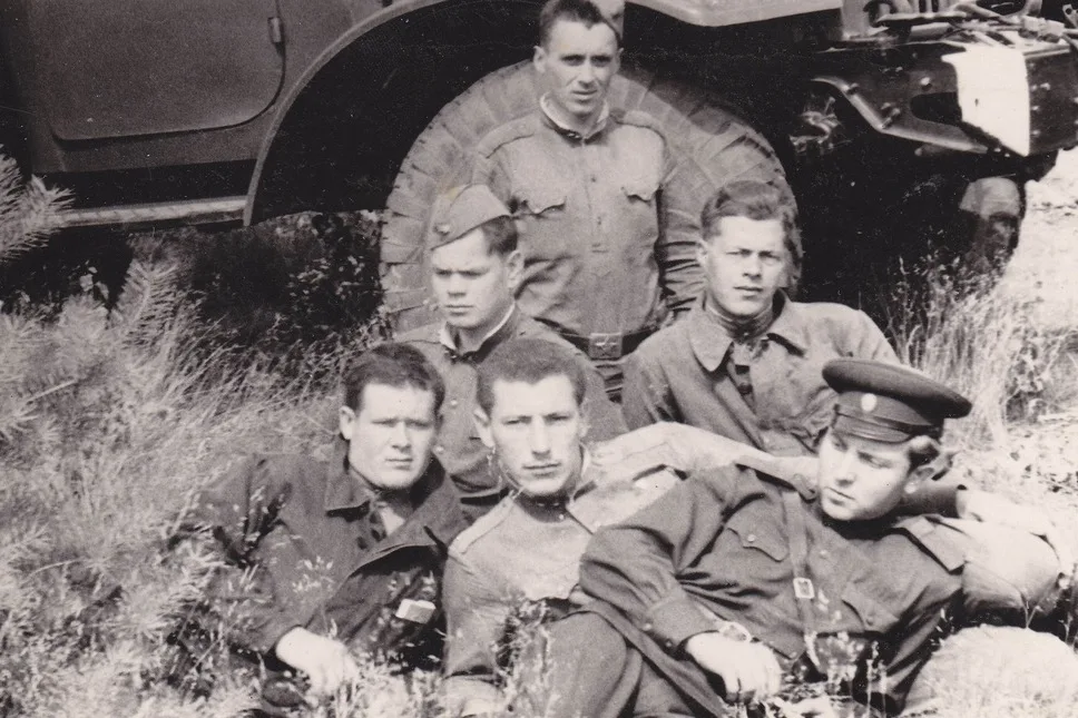 Разбор: армейский альбом - ГСВГ и погранвойска — старая фотография до восстановления