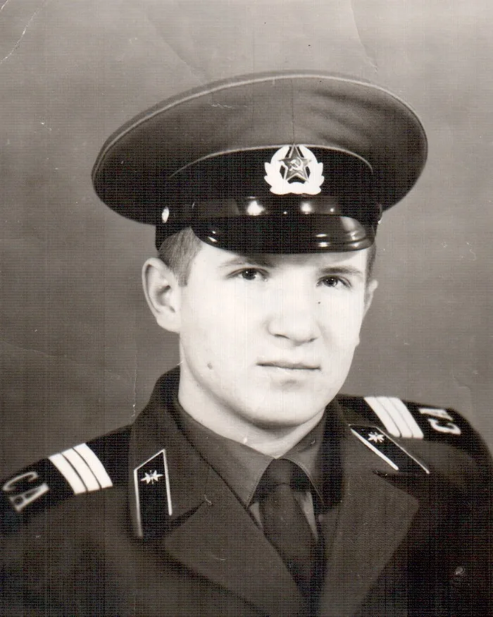 Разбор: армейский альбом - ГСВГ и погранвойска — фотография до восстановления, другой пример