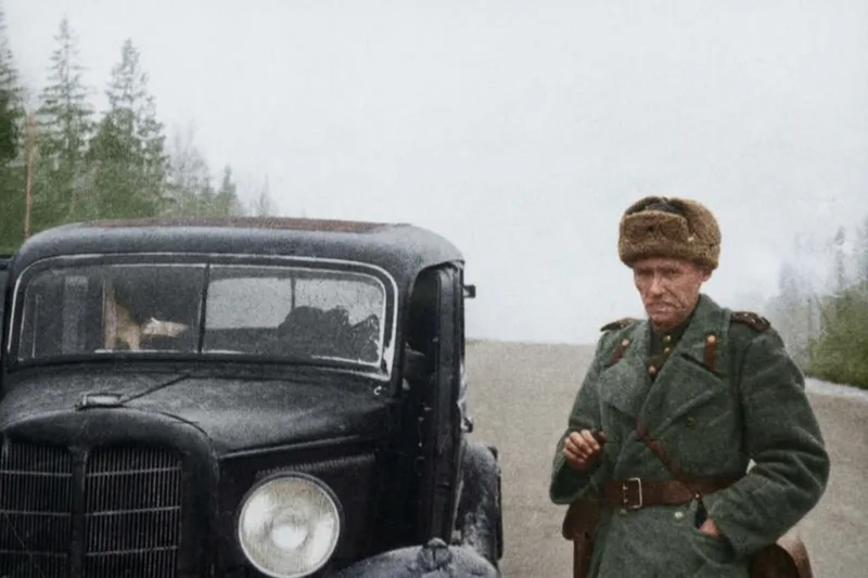 Разбор: что делать с заломами в военном билете — фотография после восстановления, возвращены цвет и резкость