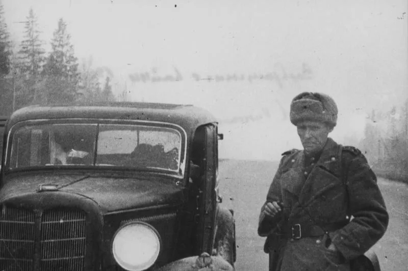 Разбор: что делать с заломами в военном билете — старая фотография до восстановления