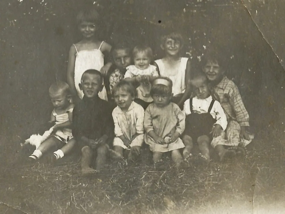 Разбор: конфиденциальность гарантирована — старая фотография до восстановления
