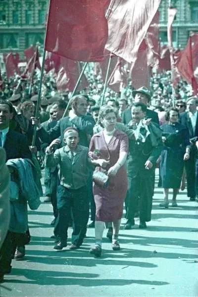 Разбор: первомайские демонстрации в цвете — старая фотография до восстановления