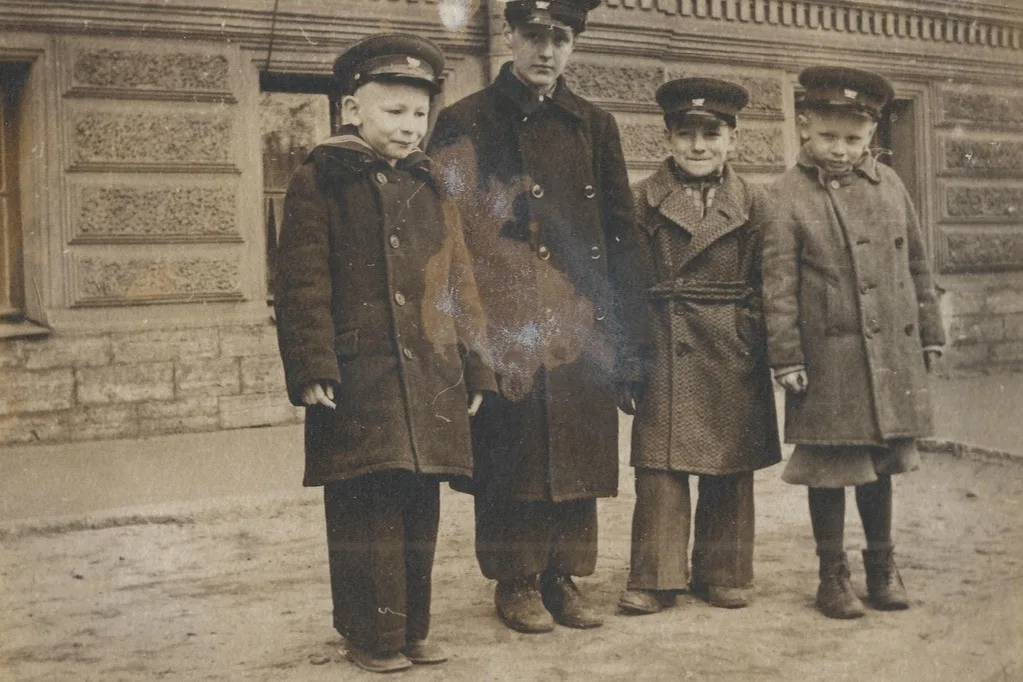 Разбор: почему наш сервис надежнее бесплатных ботов — старая фотография до восстановления