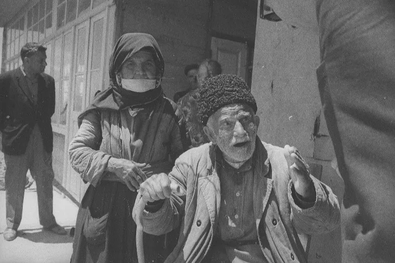 Разбор: сборка генеалогического древа — старая фотография до восстановления