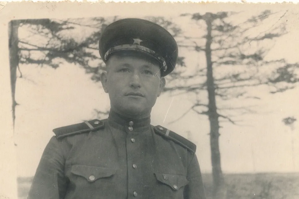 Совет: что делать с заломами в военном билете — старая фотография до восстановления