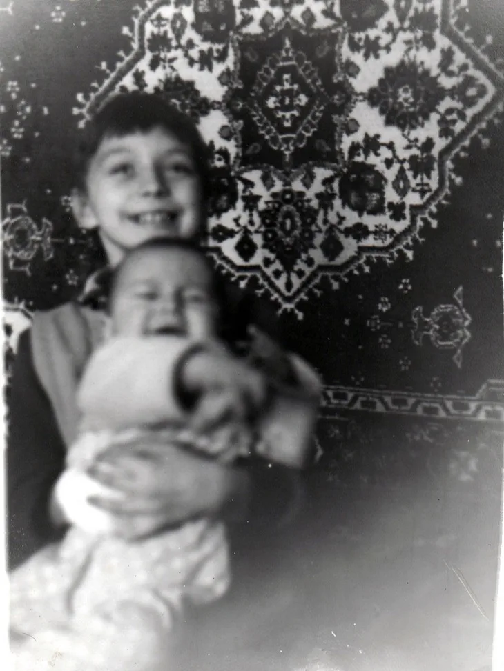 Совет: наши алгоритмы не делают лица искусственными — старая фотография до восстановления