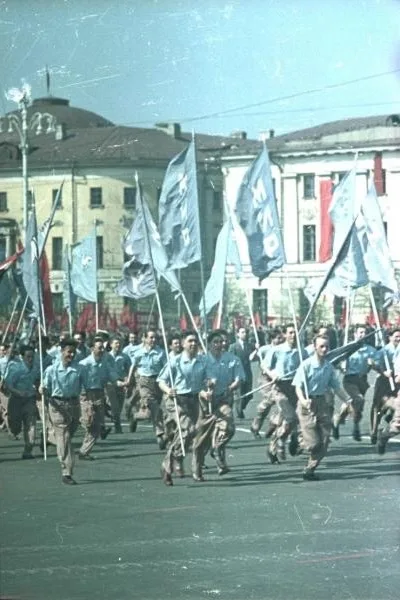Совет: первомайские демонстрации в цвете — старая фотография до восстановления
