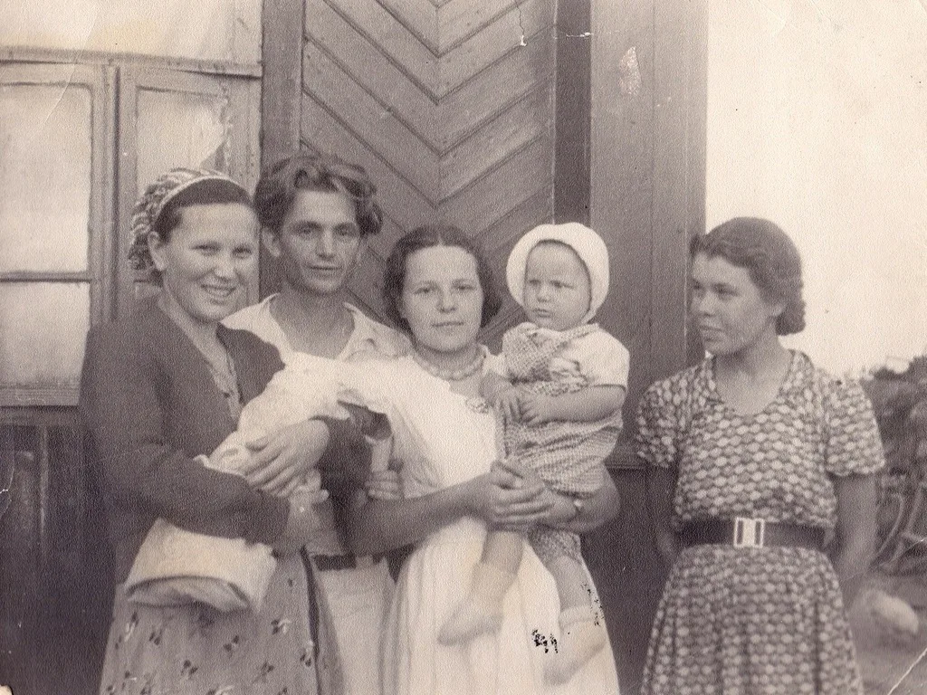 Совет: разбираем коробки с антресолей — старая фотография до восстановления