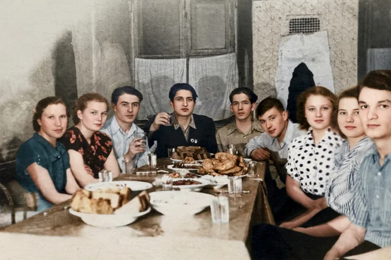 Совет: студенческие годы в цвете — фотография после восстановления, возвращены цвет и резкость