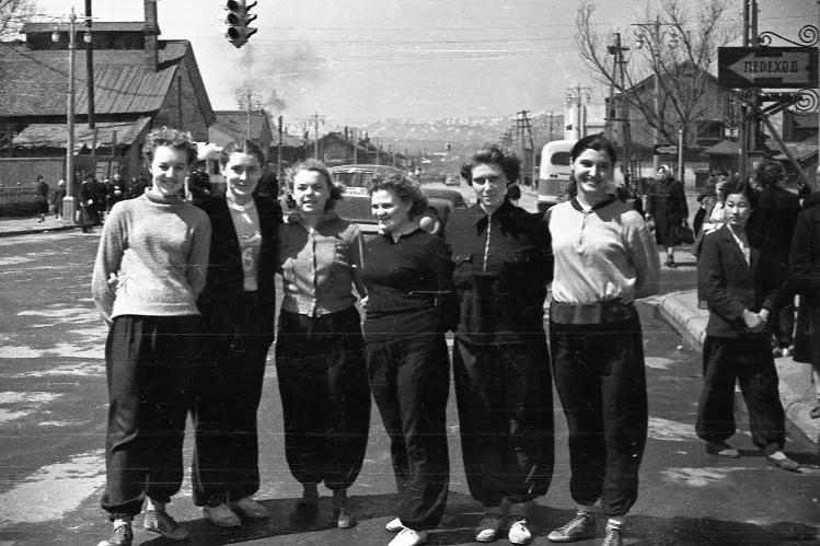 Совет: выравниваем горизонт и обрезаем поля — старая фотография до восстановления