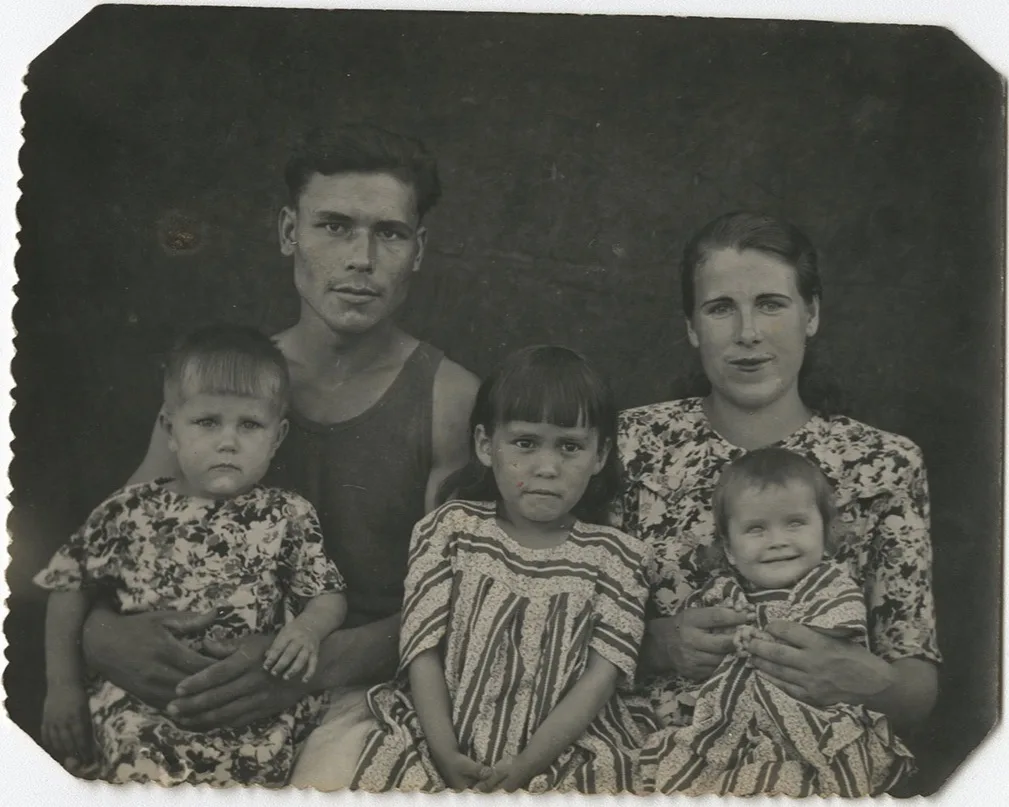 Создаем фотоальбом для внуков — старая фотография до восстановления