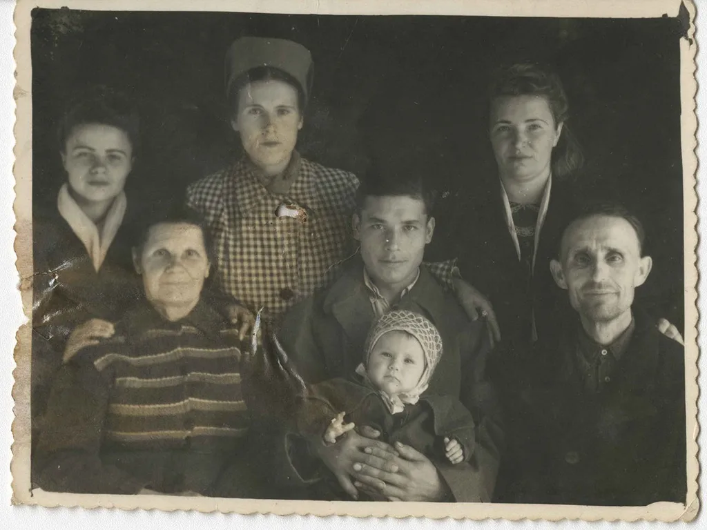 Создаем фотоальбом для внуков — фотография до восстановления, другой пример