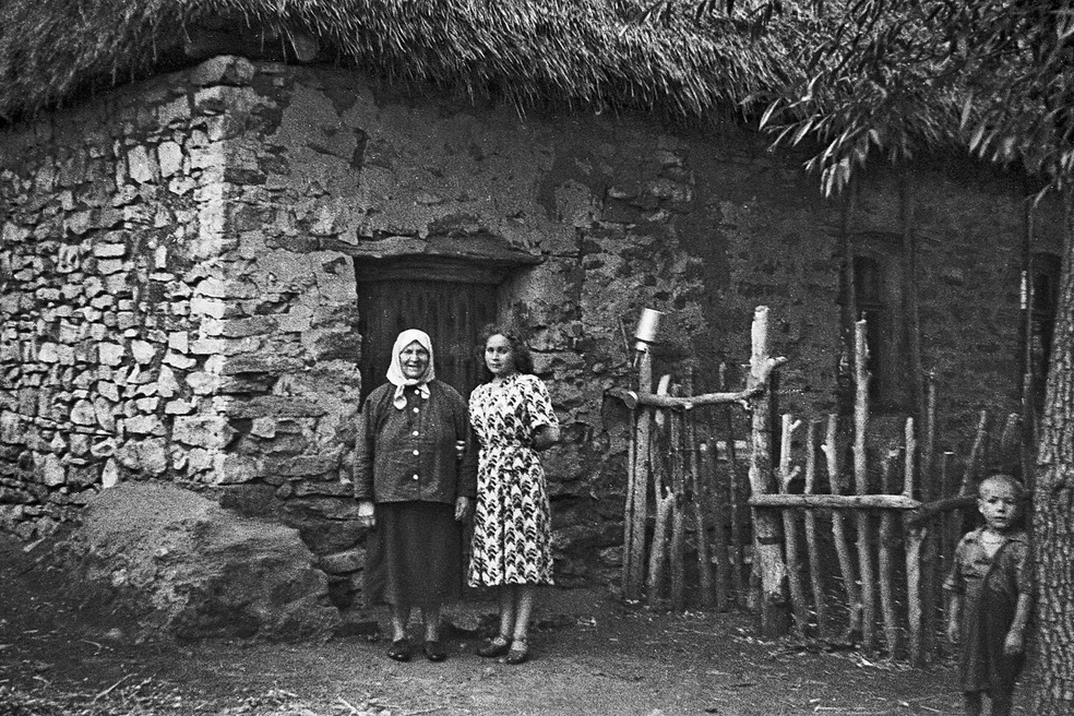 Выравниваем горизонт и обрезаем поля — старая фотография до восстановления